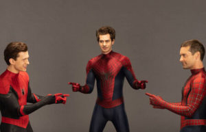 Andrew Garfield, Tom holland y Tobey Maguire posando en una foto tomada durante las grabaciones de Spider-Man: No way home.