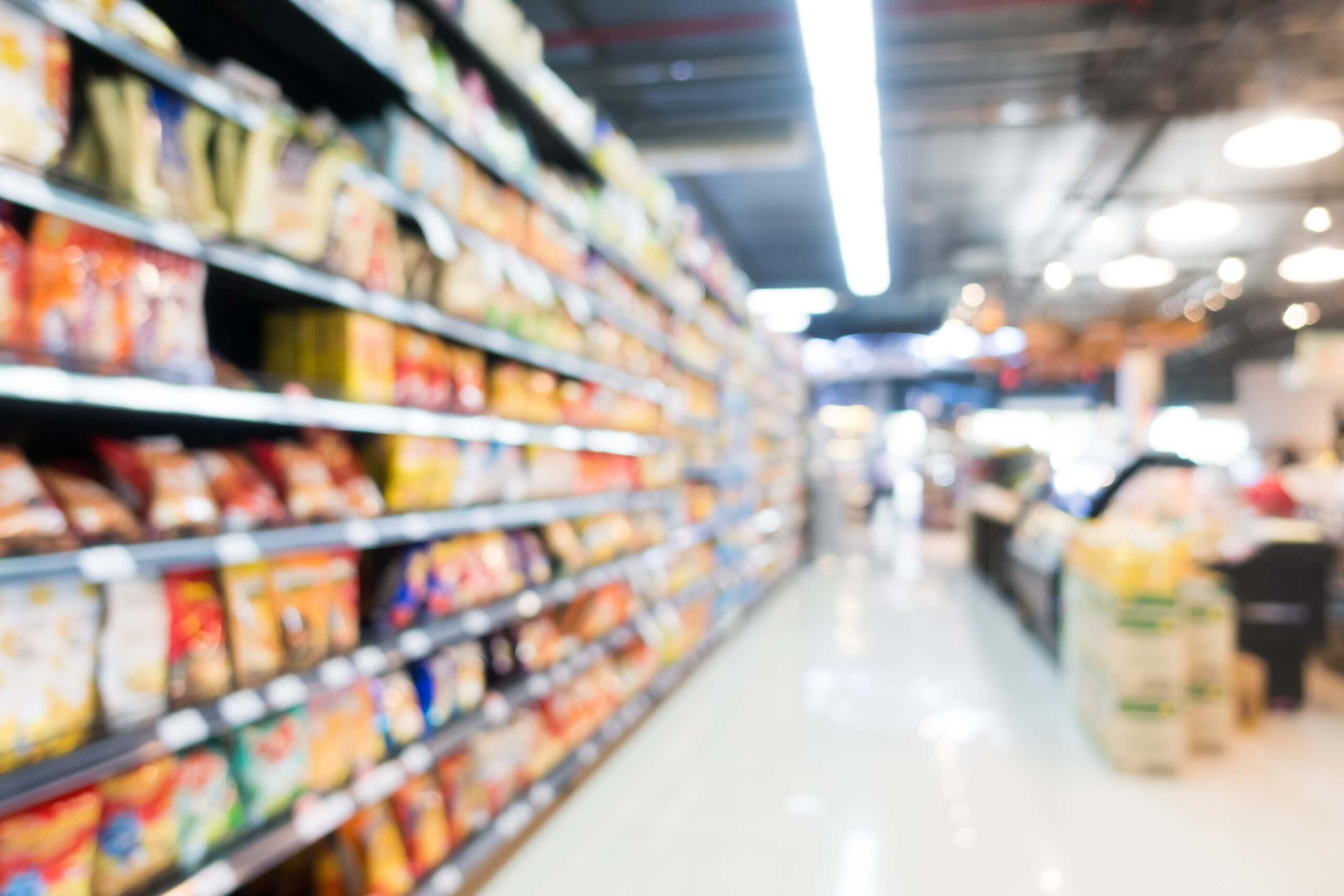 Los estantes del supermercado están acomodados segun estrategias que establecen para que los consumidores logren caer en la mercadotecnia.