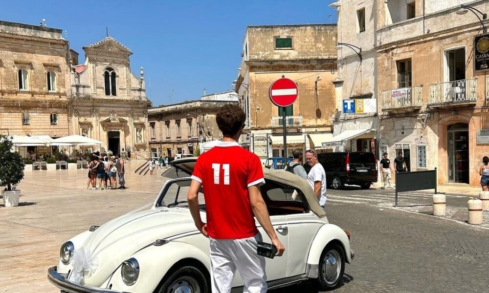 Jersey deportivo con outfit casual. @jackblanco.1 / Instagram