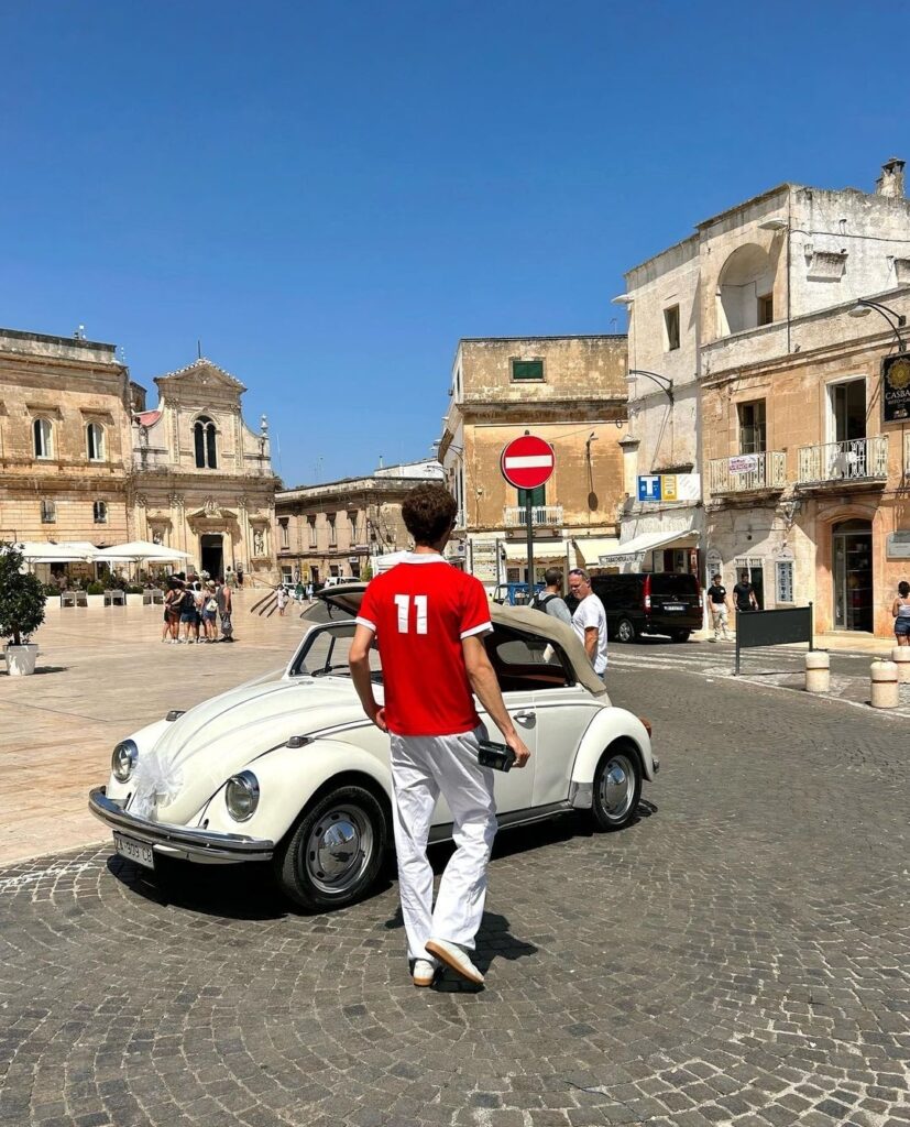 Jersey deportivo con outfit casual. @jackblanco.1 / Instagram